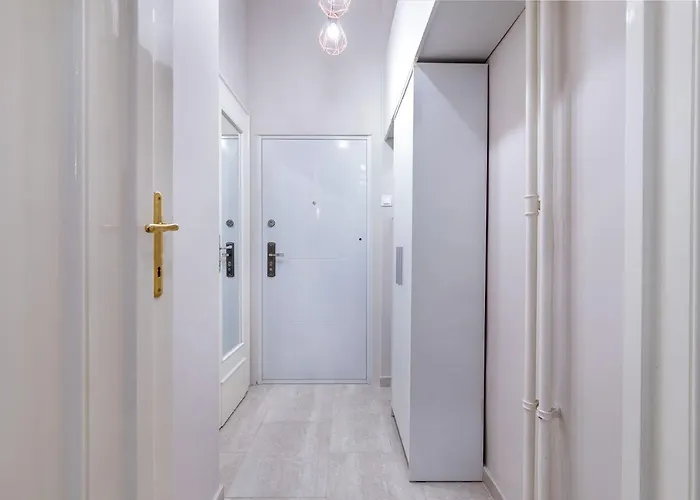 Economy Downtown Design - Free Parking - Balcony - Super Puplic Transport - Ac 公寓 *