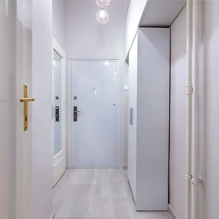 Economy Downtown Design - Free Parking - Balcony - Super Puplic Transport - Ac 公寓 *
